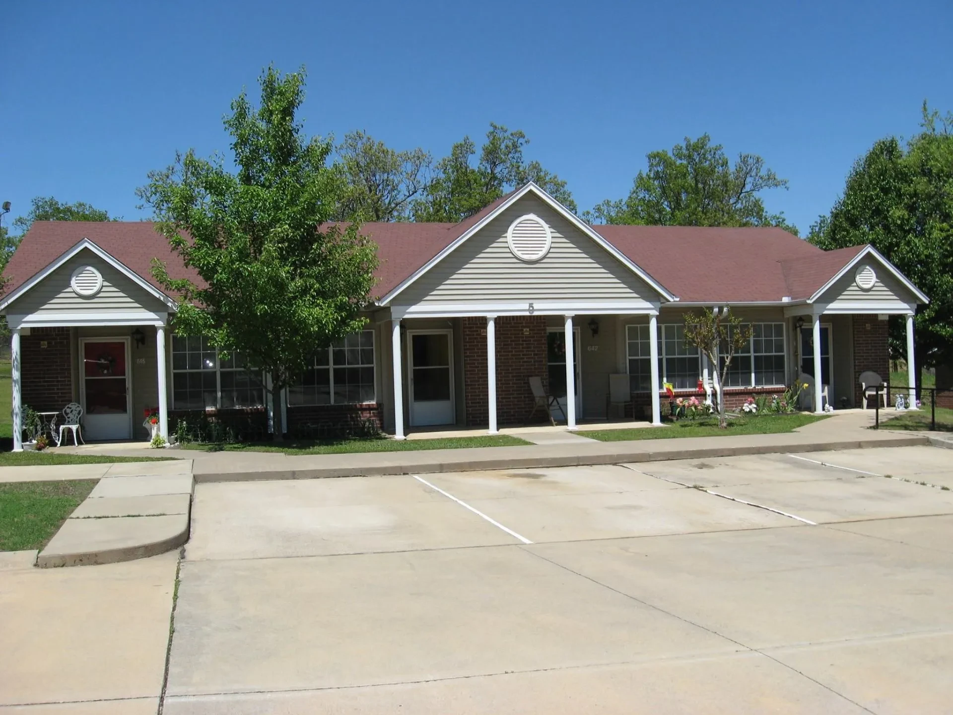 Landscaped outdoor seating area at Christopher Homes of Monette
